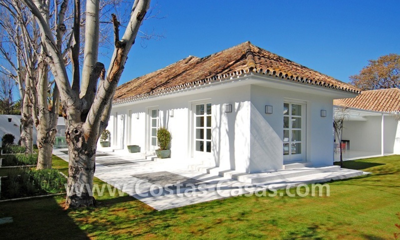 Villa te koop vlakbij de zee in moderne Andalusische stijl te Marbella 6