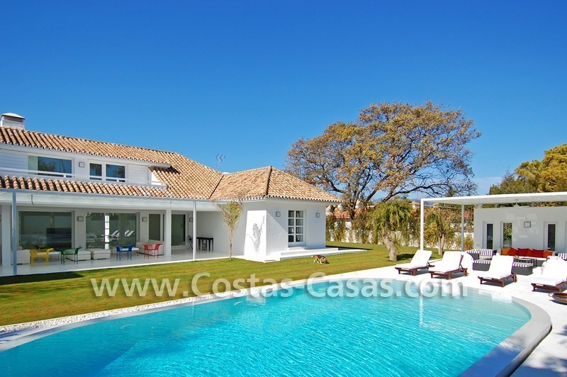 Villa te koop vlakbij de zee in moderne Andalusische stijl te Marbella 