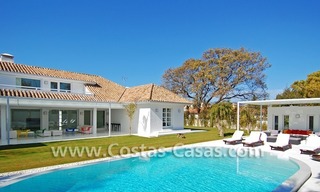 Villa te koop vlakbij de zee in moderne Andalusische stijl te Marbella 0
