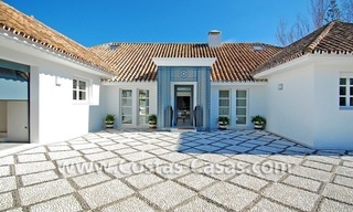 Villa te koop vlakbij de zee in moderne Andalusische stijl te Marbella 12