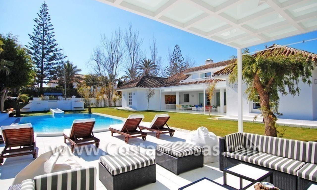 Villa te koop vlakbij de zee in moderne Andalusische stijl te Marbella 4