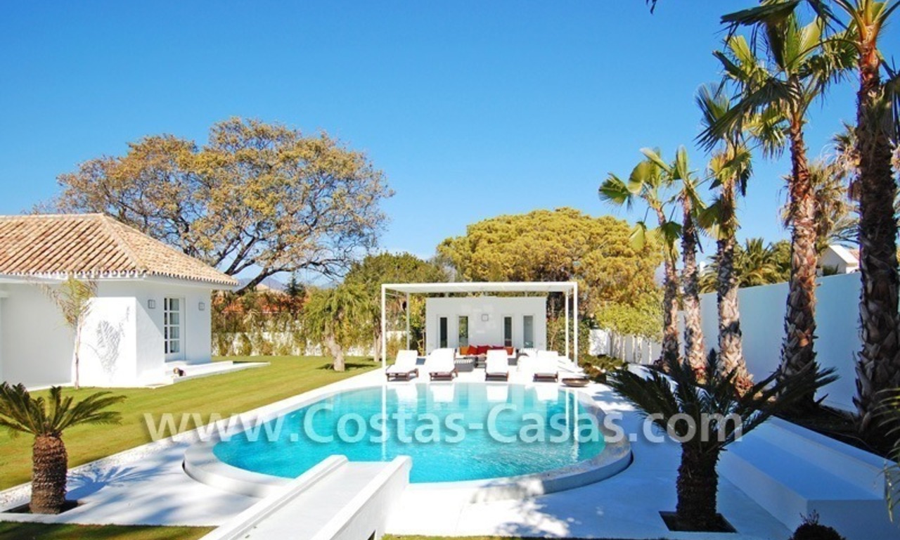 Villa te koop vlakbij de zee in moderne Andalusische stijl te Marbella 2