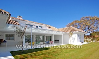 Villa te koop vlakbij de zee in moderne Andalusische stijl te Marbella 9