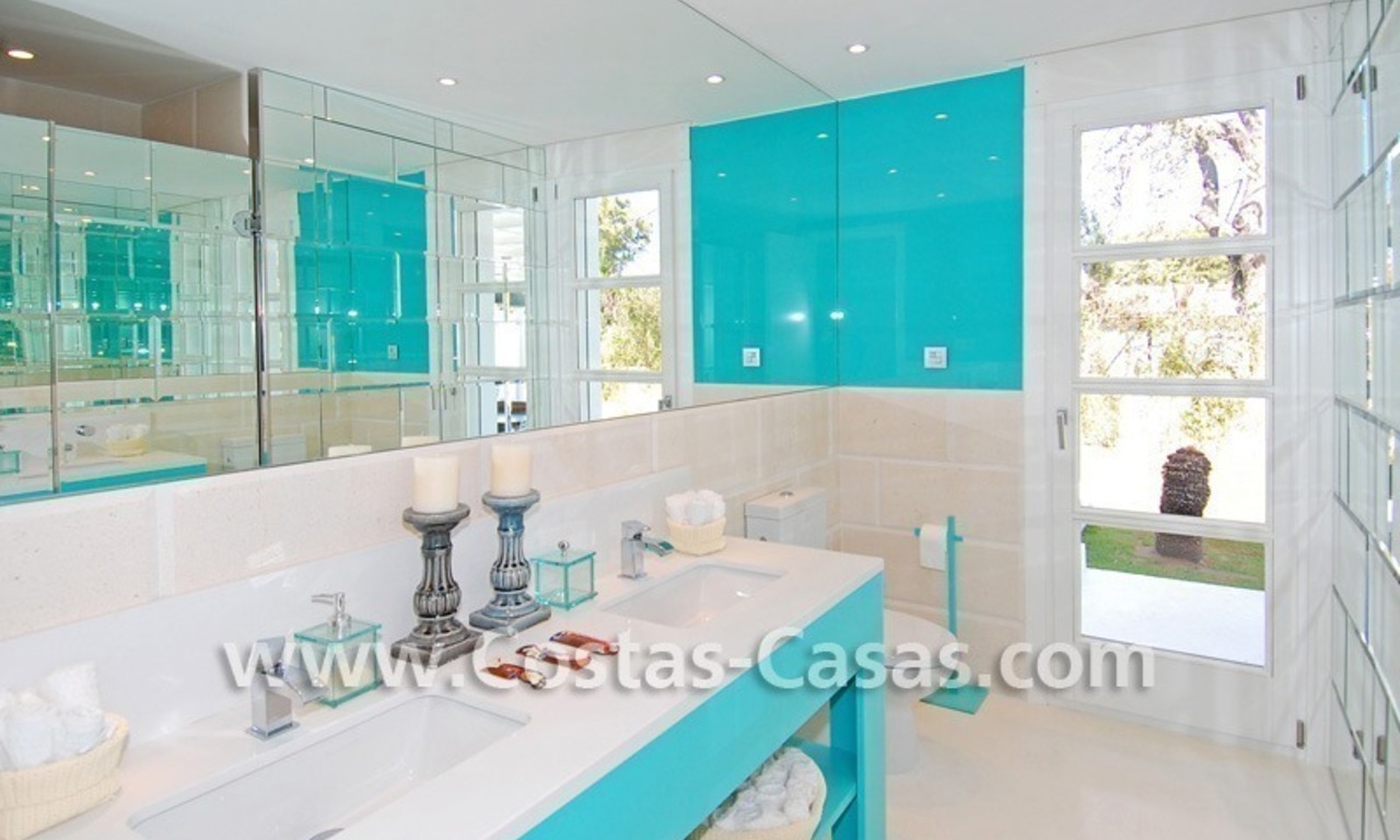 Villa te koop vlakbij de zee in moderne Andalusische stijl te Marbella 29