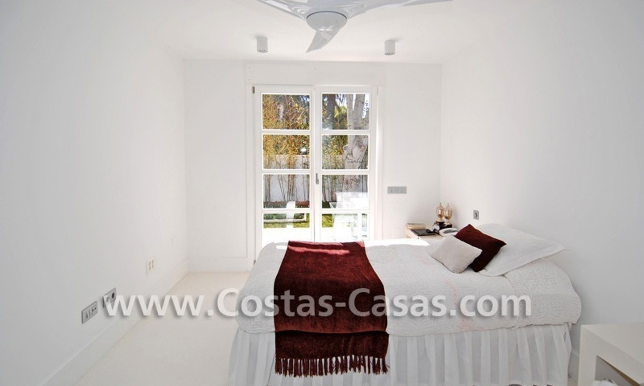 Villa te koop vlakbij de zee in moderne Andalusische stijl te Marbella 24