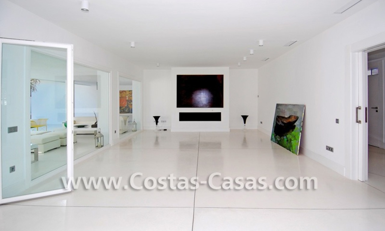 Villa te koop vlakbij de zee in moderne Andalusische stijl te Marbella 13