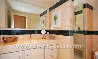 Luxe appartement te koop direct aan het strand in een eerstelijnstrand complex, New Golden Mile, Marbella -Estepona 21
