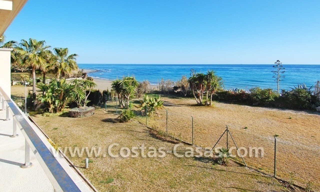 Luxe appartement te koop direct aan het strand in een eerstelijnstrand complex, New Golden Mile, Marbella -Estepona 3