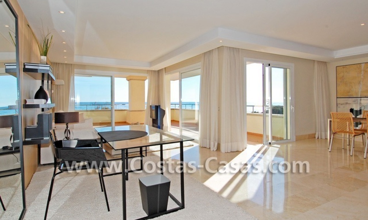 Luxe appartement te koop direct aan het strand in een eerstelijnstrand complex, New Golden Mile, Marbella -Estepona 8