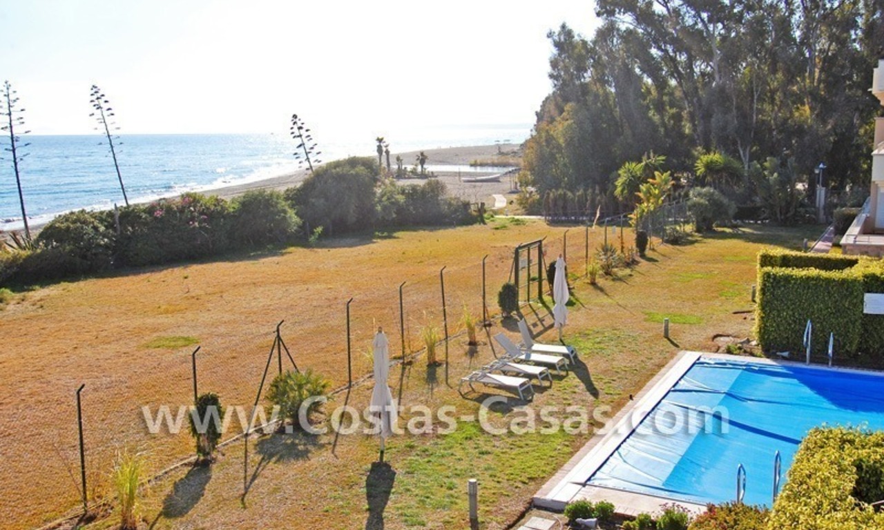 Luxe appartement te koop direct aan het strand in een eerstelijnstrand complex, New Golden Mile, Marbella -Estepona 2