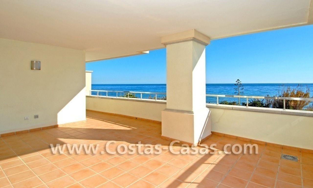 Luxe appartement te koop direct aan het strand in een eerstelijnstrand complex, New Golden Mile, Marbella -Estepona 0