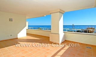 Luxe appartement te koop direct aan het strand in een eerstelijnstrand complex, New Golden Mile, Marbella -Estepona 0