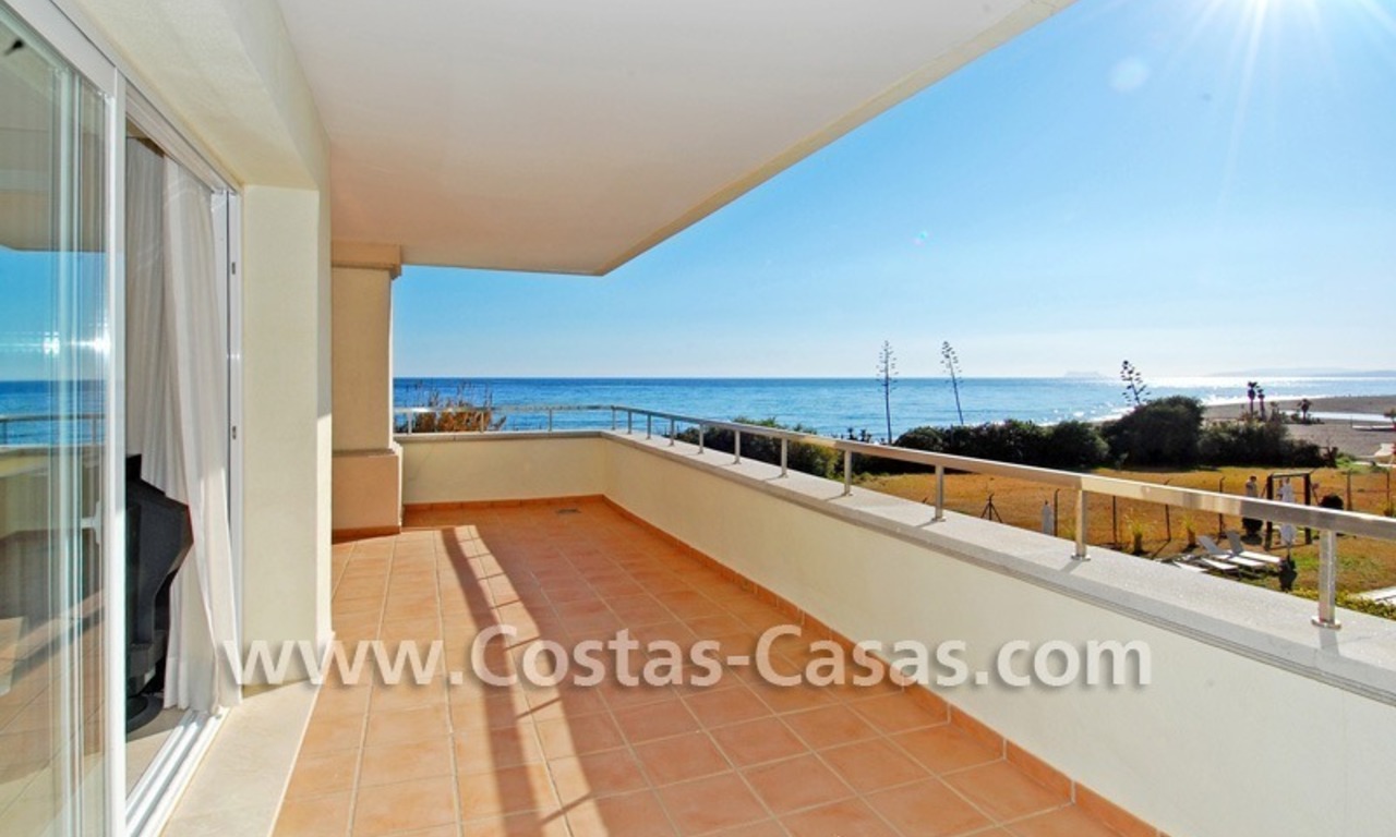 Luxe appartement te koop direct aan het strand in een eerstelijnstrand complex, New Golden Mile, Marbella -Estepona 1