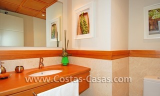 Luxe appartement te koop direct aan het strand in een eerstelijnstrand complex, New Golden Mile, Marbella -Estepona 13