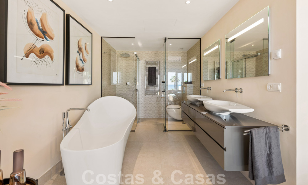 Luxe penthouses en appartementen te koop, eerstelijnsstrand complex, New Golden Mile, Marbella - Estepona 795155