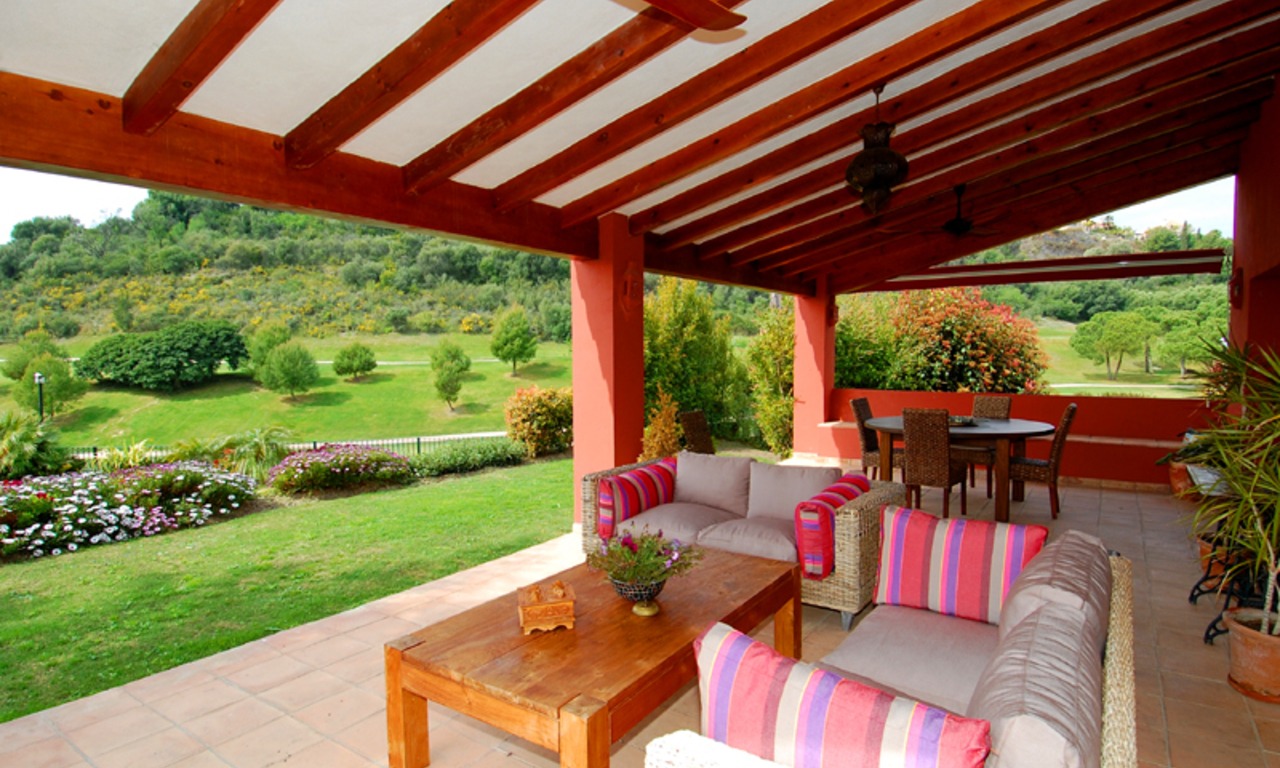 Luxe villa te koop direct aan de golf, Marbella - Benahavis 0