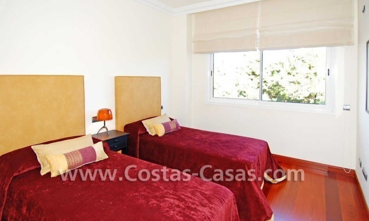 Ruim luxe beachside appartement te koop in Nueva Andalucia vlakbij het strand en Puerto Banus in Marbella 8