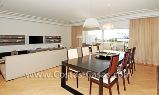 Ruim luxe beachside appartement te koop in Nueva Andalucia vlakbij het strand en Puerto Banus in Marbella 3