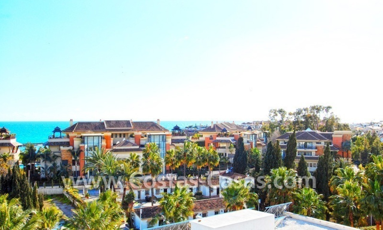 Ruim luxe beachside appartement te koop in Nueva Andalucia vlakbij het strand en Puerto Banus in Marbella 0