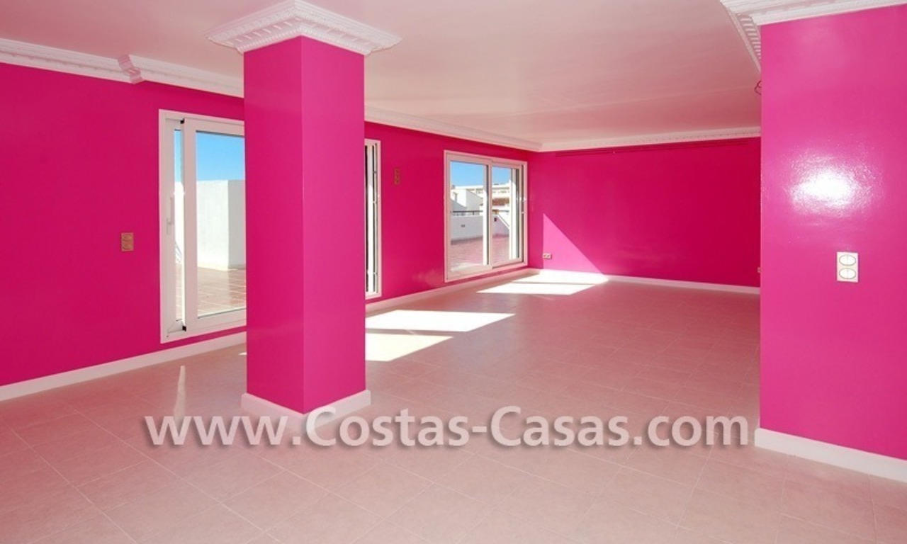 Uniek dubbel penthouse appartement te koop in centraal Puerto Banus te Marbella 11