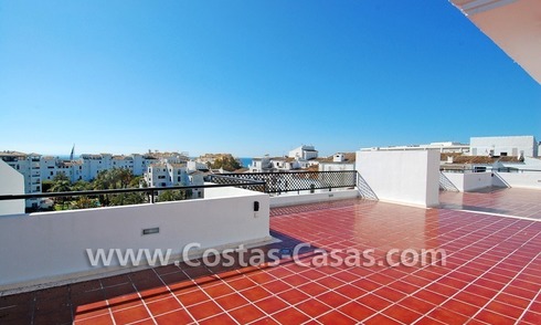 Uniek dubbel penthouse appartement te koop in centraal Puerto Banus te Marbella 