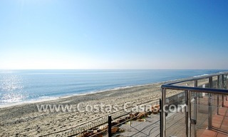 Vrijstaande villa te koop aan het strand binnen een eerstelijnstrand complex, Marbella - Estepona 6