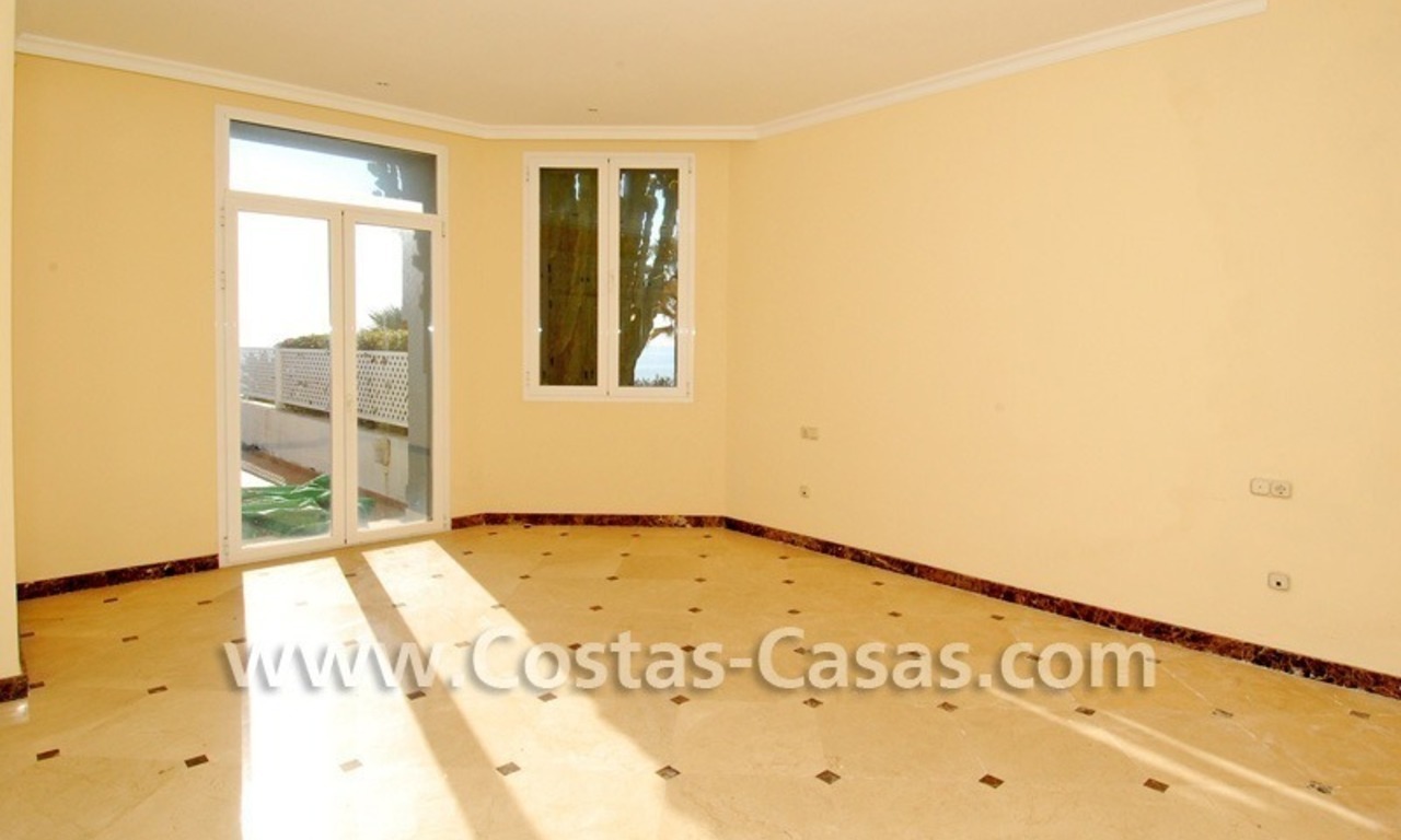 Vrijstaande villa te koop aan het strand binnen een eerstelijnstrand complex, Marbella - Estepona 18