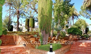 Vrijstaande villa te koop aan het strand binnen een eerstelijnstrand complex, Marbella - Estepona 26