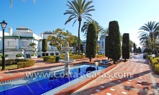 Vrijstaande villa te koop aan het strand binnen een eerstelijnstrand complex, Marbella - Estepona 28