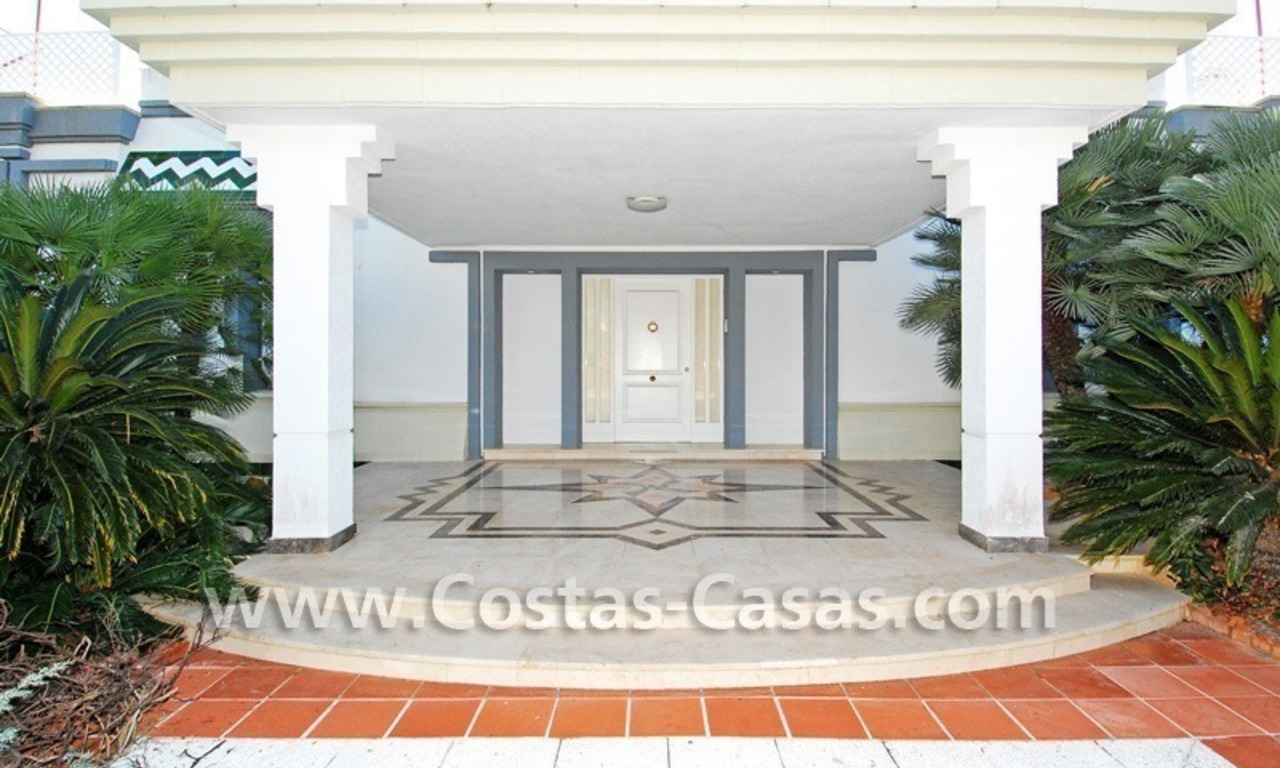 Vrijstaande villa te koop aan het strand binnen een eerstelijnstrand complex, Marbella - Estepona 10