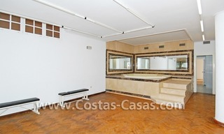 Vrijstaande villa te koop aan het strand binnen een eerstelijnstrand complex, Marbella - Estepona 22