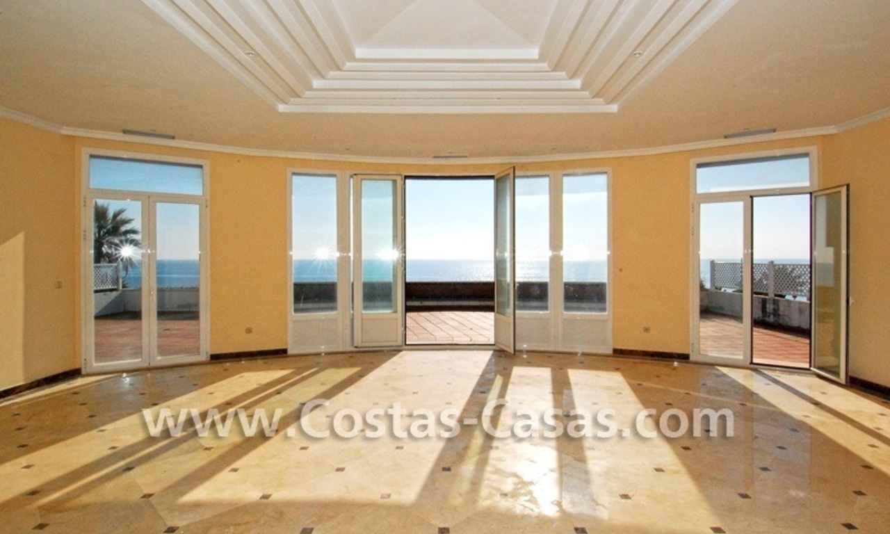 Vrijstaande villa te koop aan het strand binnen een eerstelijnstrand complex, Marbella - Estepona 13
