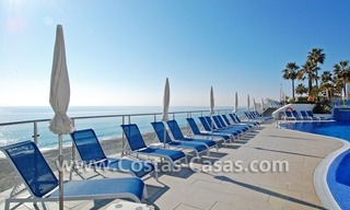 Vrijstaande villa te koop aan het strand binnen een eerstelijnstrand complex, Marbella - Estepona 7