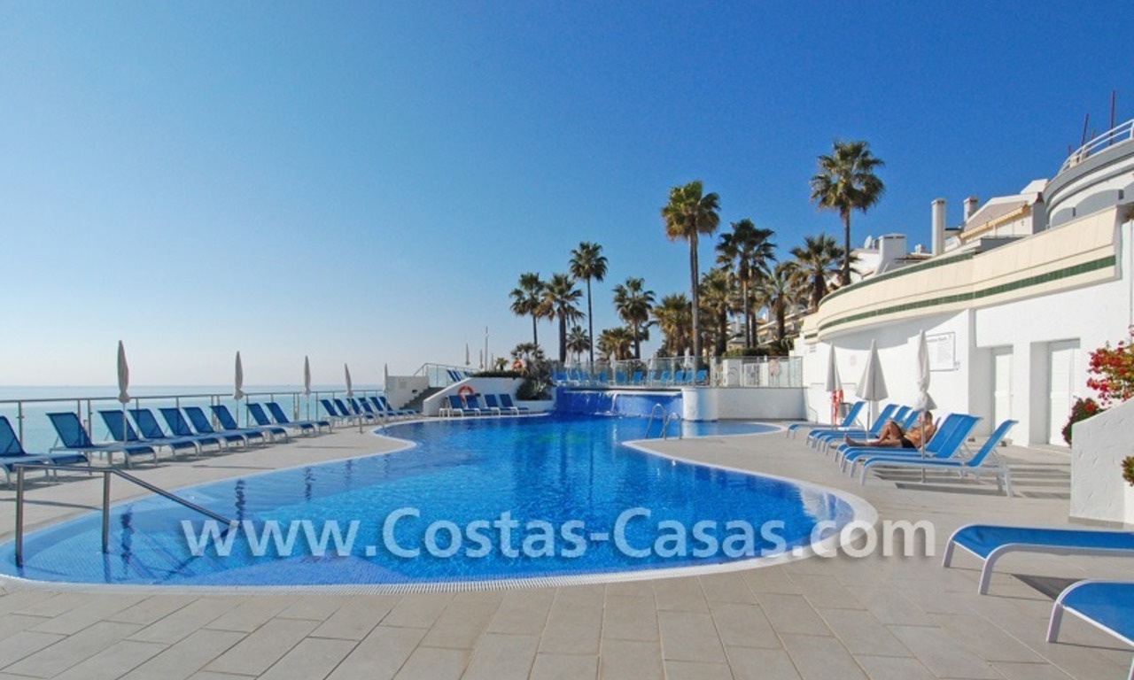 Vrijstaande villa te koop aan het strand binnen een eerstelijnstrand complex, Marbella - Estepona 8