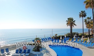 Vrijstaande villa te koop aan het strand binnen een eerstelijnstrand complex, Marbella - Estepona 3