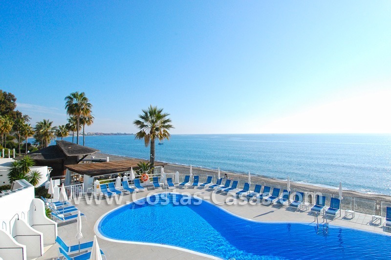 Vrijstaande villa te koop aan het strand binnen een eerstelijnstrand complex, Marbella - Estepona
