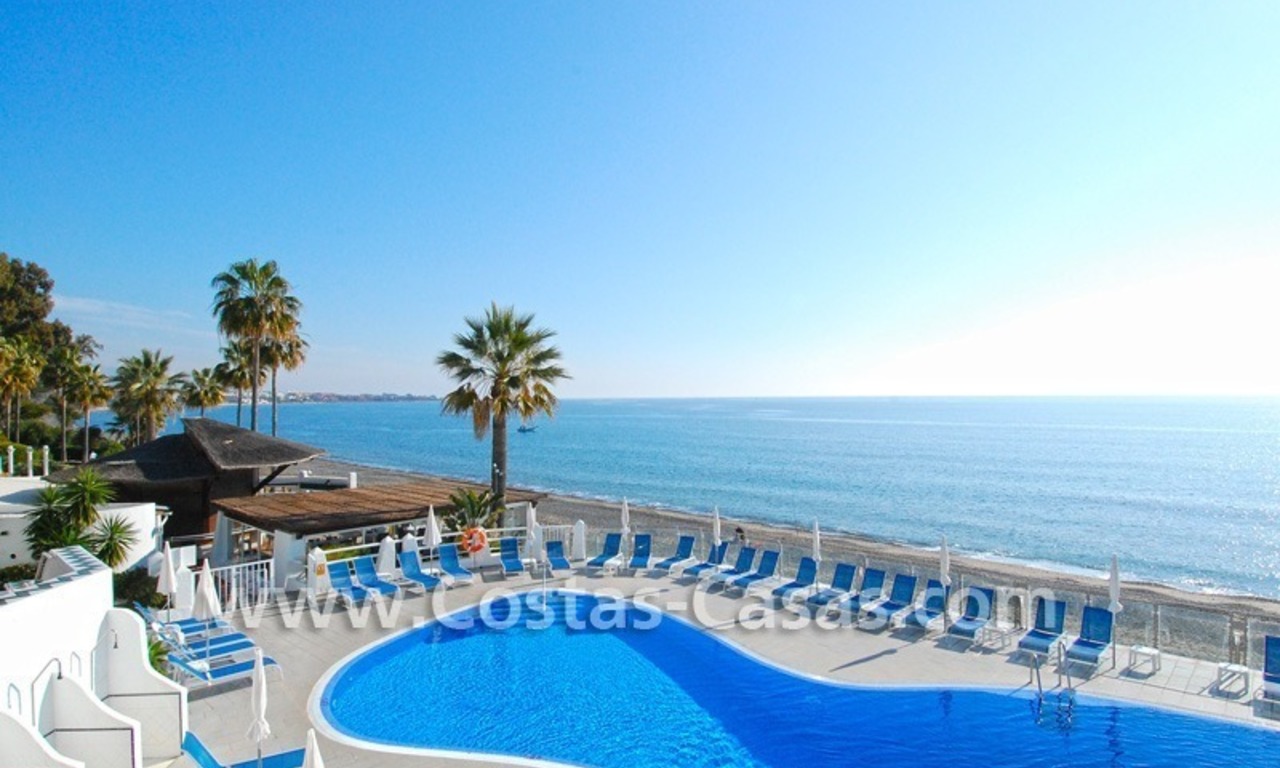 Vrijstaande villa te koop aan het strand binnen een eerstelijnstrand complex, Marbella - Estepona 0