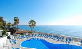 Vrijstaande villa te koop aan het strand binnen een eerstelijnstrand complex, Marbella - Estepona 0