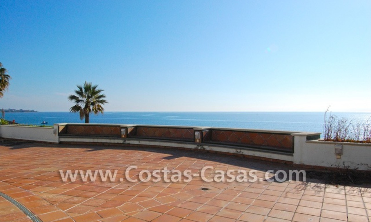 Vrijstaande villa te koop aan het strand binnen een eerstelijnstrand complex, Marbella - Estepona 31
