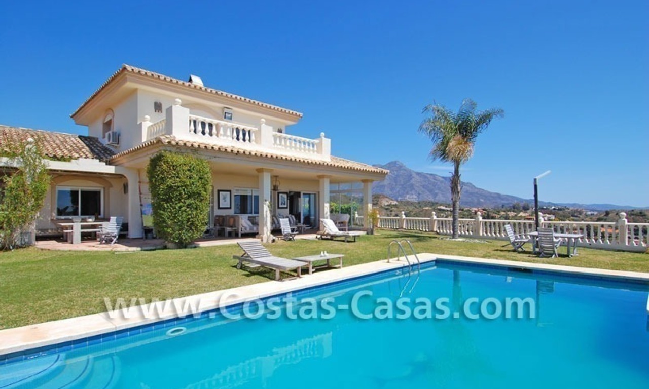 Golf villa te koop in een up-market gebied van Nueva Andalucia te Marbella 0