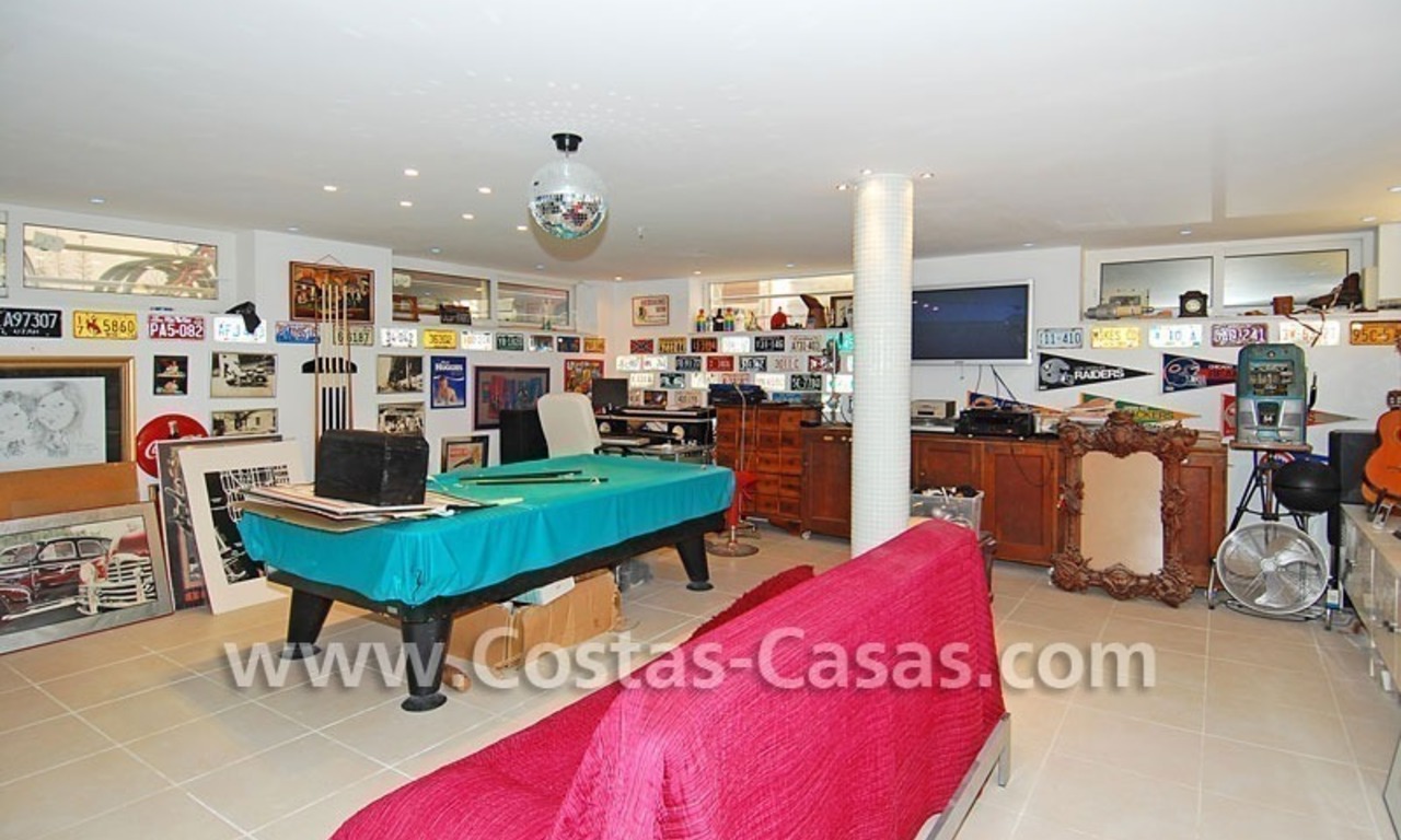 Koopje! Moderne villa te koop dichtbij het strand in Marbella 17