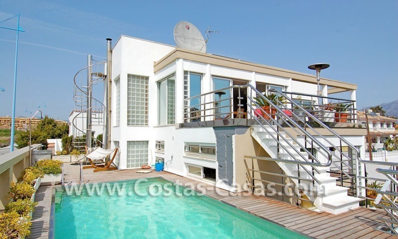 Koopje! Moderne villa te koop dichtbij het strand in Marbella 0