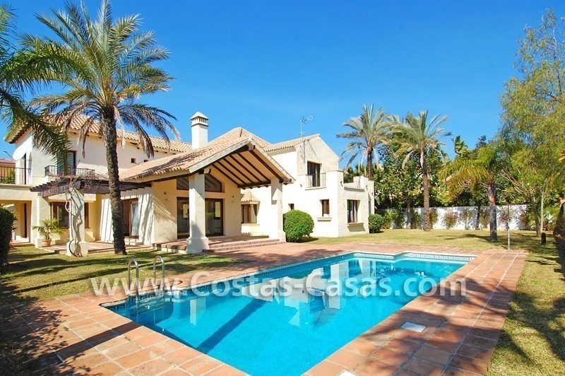 Luxe villa te koop vlakbij het strand in Puerto Banus te Marbella