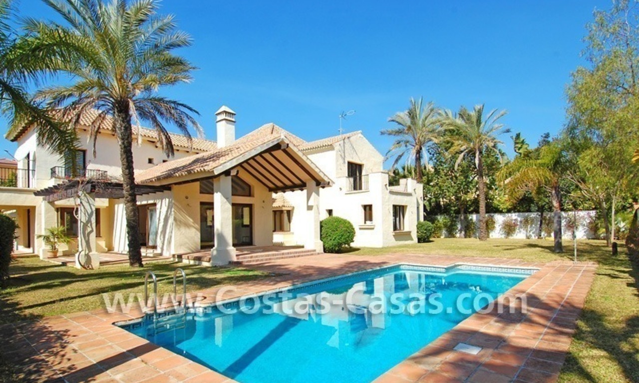 Luxe villa te koop vlakbij het strand in Puerto Banus te Marbella 0