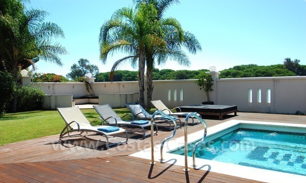 Moderne villa te huur voor vakanties direct aan de duinen gelegen in Marbella 4