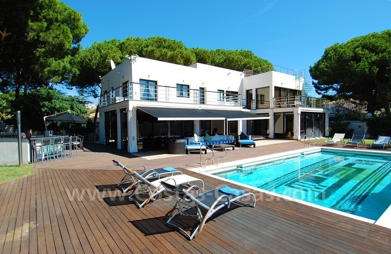 Moderne villa te huur voor vakanties direct aan de duinen gelegen in Marbella