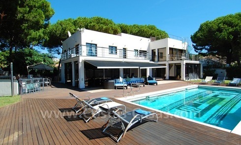 Moderne villa te huur voor vakanties direct aan de duinen gelegen in Marbella 
