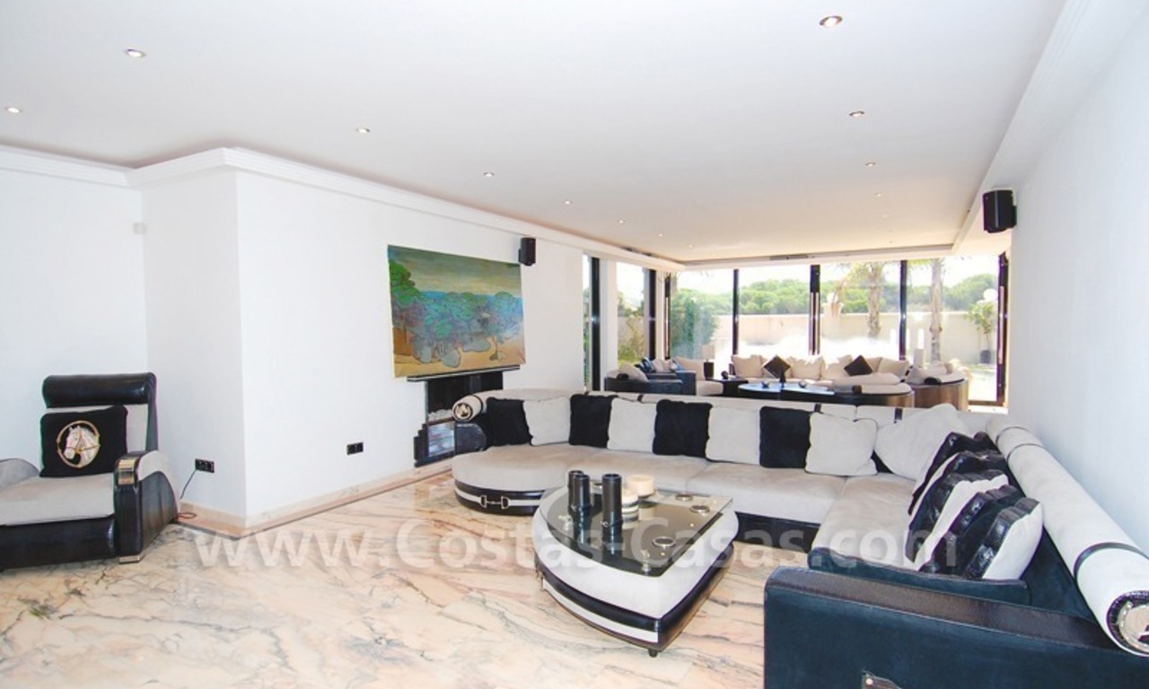 Moderne villa te huur voor vakanties direct aan de duinen gelegen in Marbella 18