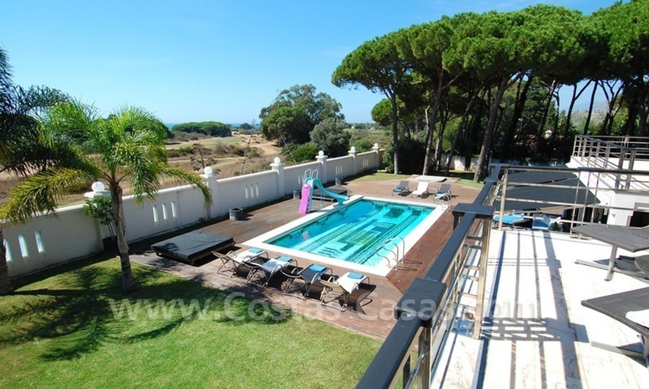 Moderne villa te huur voor vakanties direct aan de duinen gelegen in Marbella 9
