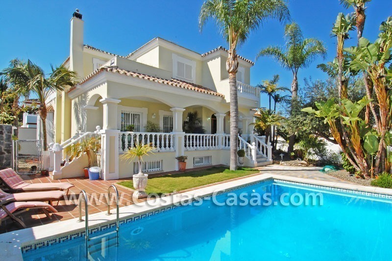 Villa te koop in Marbella vlakbij het strand in een moderne-Andalusische stijl